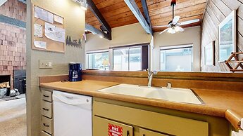 Bigwood 62 Quiet and Cozy in Forest Setting, with Garage Parking by Re