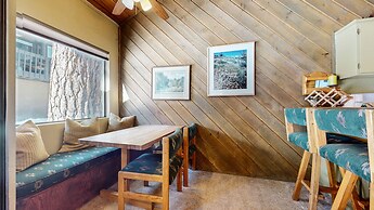 Bigwood 62 Quiet and Cozy in Forest Setting, with Garage Parking by Re