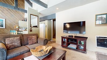 Bigwood 62 Quiet and Cozy in Forest Setting, with Garage Parking by Re