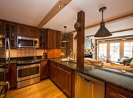 House Steps to Gondola and Vail Village by RedAwning