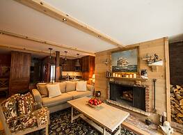 House Steps to Gondola and Vail Village by RedAwning