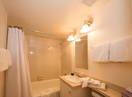 House Steps to Gondola and Vail Village by RedAwning