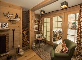 House Steps to Gondola and Vail Village by RedAwning