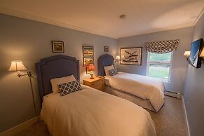 House Steps to Gondola and Vail Village by RedAwning