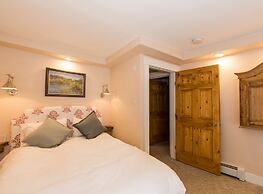 House Steps to Gondola and Vail Village by RedAwning