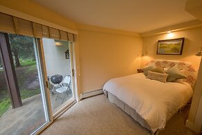 House Steps to Gondola and Vail Village by RedAwning