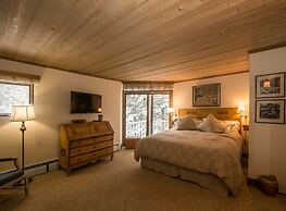 House Steps to Gondola and Vail Village by RedAwning