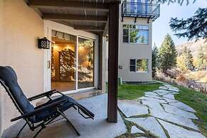 House Steps to Gondola and Vail Village by RedAwning