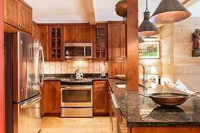 House Steps to Gondola and Vail Village by RedAwning