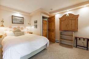 House Steps to Gondola and Vail Village by RedAwning