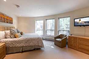 Ski In Ski Out condo with Access to Vail Mountain by RedAwning