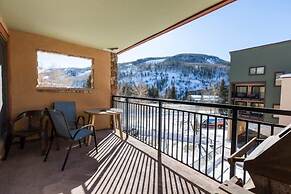 Sizeable Condo Free WiFi & Uncovered Parking by RedAwning