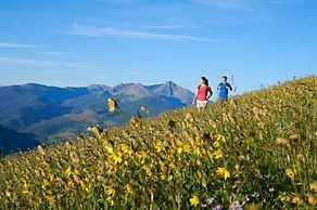 Sizeable Condo Free WiFi & Uncovered Parking by RedAwning