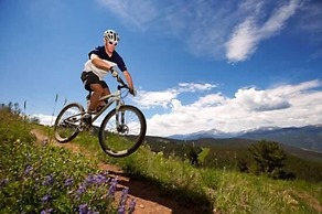 Sizeable Condo Free WiFi & Uncovered Parking by RedAwning