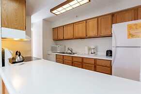 Sizeable Condo Free WiFi & Uncovered Parking by RedAwning