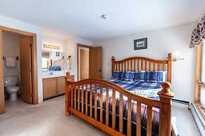 Sizeable Condo Free WiFi & Uncovered Parking by RedAwning