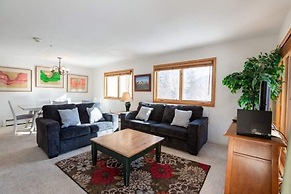 Sizeable Condo Free WiFi & Uncovered Parking by RedAwning