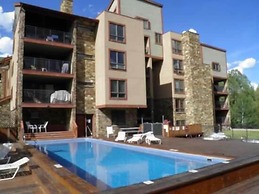 Sizeable Condo Free WiFi & Uncovered Parking by RedAwning