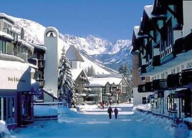 Sizeable Condo Free WiFi & Uncovered Parking by RedAwning