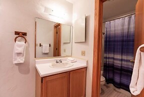 Sizeable Condo Free WiFi & Uncovered Parking by RedAwning