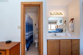 Sizeable Condo Free WiFi & Uncovered Parking by RedAwning