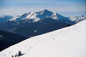 Sizeable Condo Free WiFi & Uncovered Parking by RedAwning