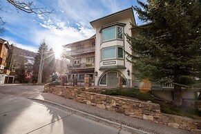 Condo with Vaulted Ceiling & Spectacular Mountain Views by RedAwning
