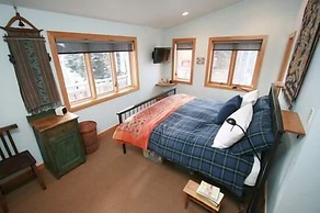 Condo with Vaulted Ceiling & Spectacular Mountain Views by RedAwning