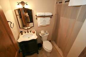 Villa Cortina 130 Condo Short Walk to Vail Village by RedAwning