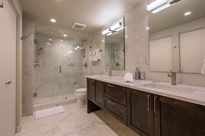 Condo Near Vail Village & Gondola with Free Parking & WiFi by RedAwnin