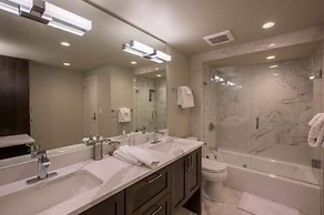 Condo Near Vail Village & Gondola with Free Parking & WiFi by RedAwnin