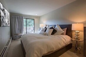 Condo Near Vail Village & Gondola with Free Parking & WiFi by RedAwnin