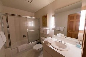 Northwoods Condo Private Ski-In Ski-Out Access to Vail Mountain by Red