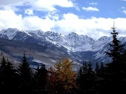 Northwoods Condo Private Ski-In Ski-Out Access to Vail Mountain by Red