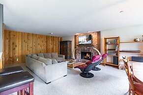 Northwoods Condo Private Ski-In Ski-Out Access to Vail Mountain by Red