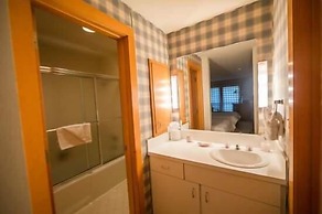 Northwoods Condo Private Ski-In Ski-Out Access to Vail Mountain by Red