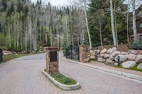 Northwoods Condo Private Ski-In Ski-Out Access to Vail Mountain by Red