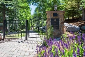 Northwoods Condo Private Ski-In Ski-Out Access to Vail Mountain by Red