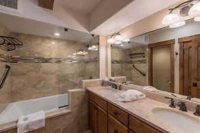 Villa Cortina with Easy Access to Gondola by RedAwning