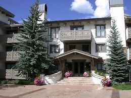 Villa Cortina with Easy Access to Gondola by RedAwning