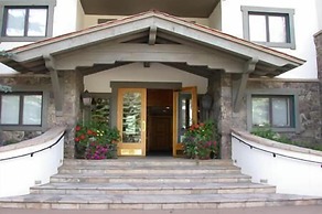 Villa Cortina with Easy Access to Gondola by RedAwning