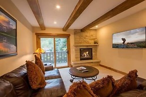 Villa Cortina with Easy Access to Gondola by RedAwning