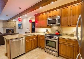 Villa Cortina with Easy Access to Gondola by RedAwning