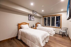 Condo with Free WiFi & Uncovered Parking Close to Riva Bahn and Gold P