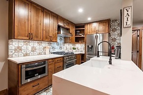 Condo with Free WiFi & Uncovered Parking Close to Riva Bahn and Gold P