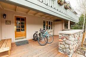 Condo with Free WiFi & Uncovered Parking Close to Riva Bahn and Gold P