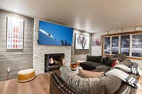 Condo with Free WiFi & Uncovered Parking Close to Riva Bahn and Gold P