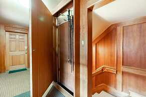 Condo with Free WiFi & Uncovered Parking Close to Riva Bahn and Gold P