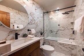 Condo with Free WiFi & Uncovered Parking Close to Riva Bahn and Gold P