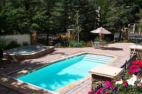 Condo with Hot Tub Free Garage Parking by RedAwning